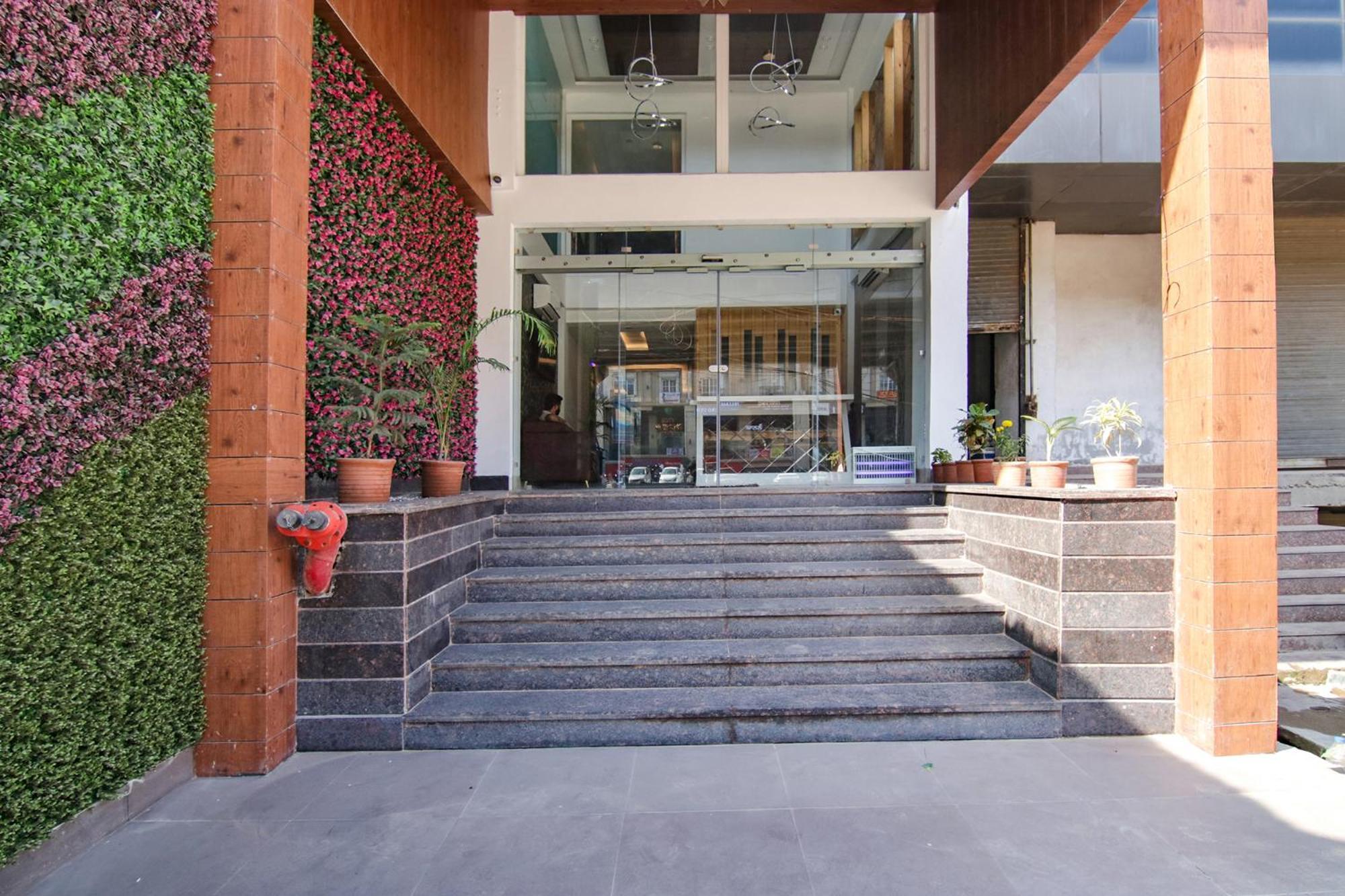 Fabhotel Prism Grand Zirakpur Exteriör bild