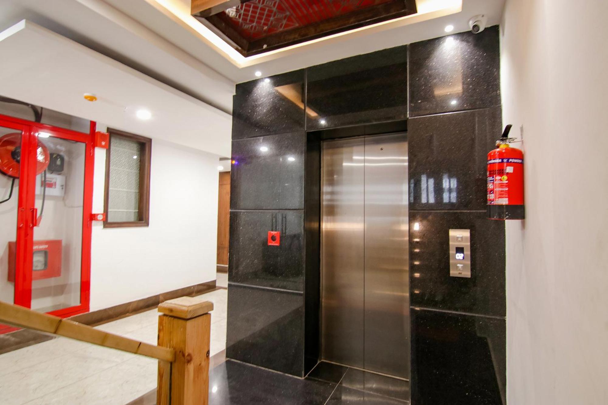 Fabhotel Prism Grand Zirakpur Exteriör bild