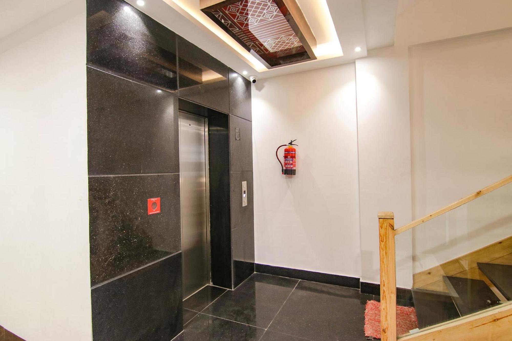Fabhotel Prism Grand Zirakpur Exteriör bild