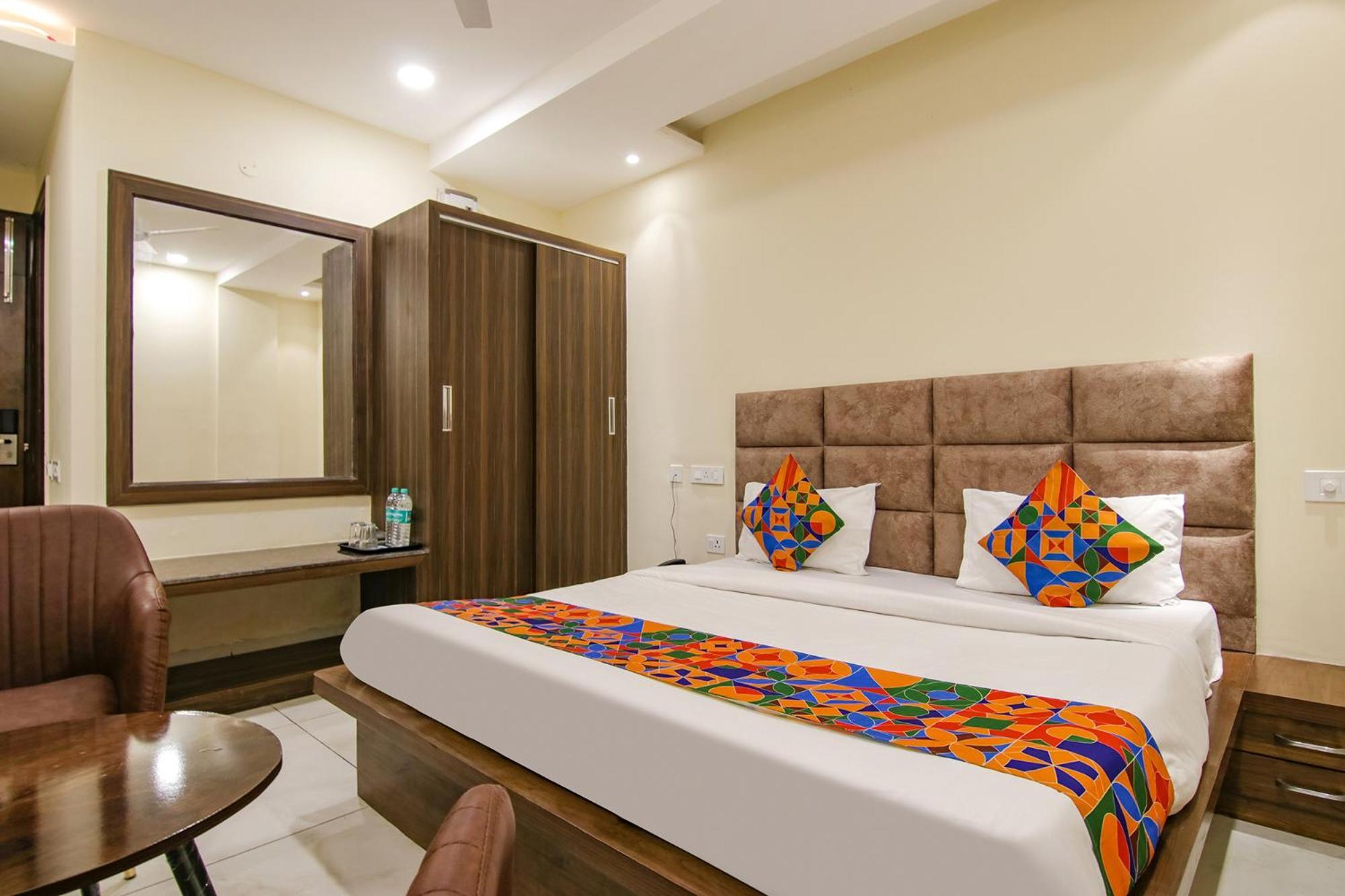Fabhotel Prism Grand Zirakpur Exteriör bild