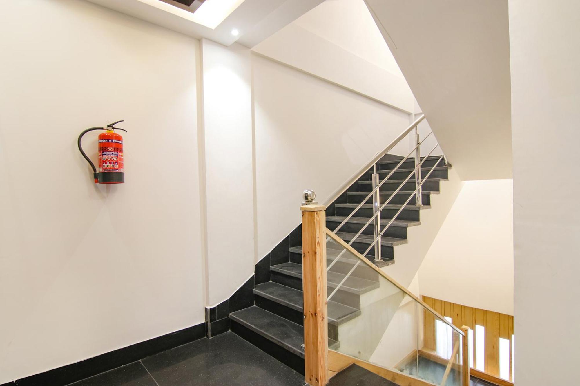 Fabhotel Prism Grand Zirakpur Exteriör bild